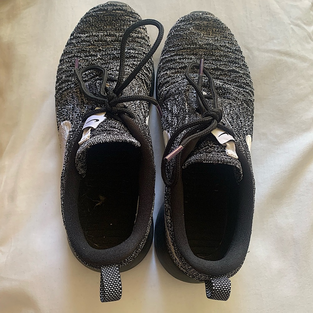 ✨SOLD✨Nike Roshe Black and Grey Sneakers Size 7